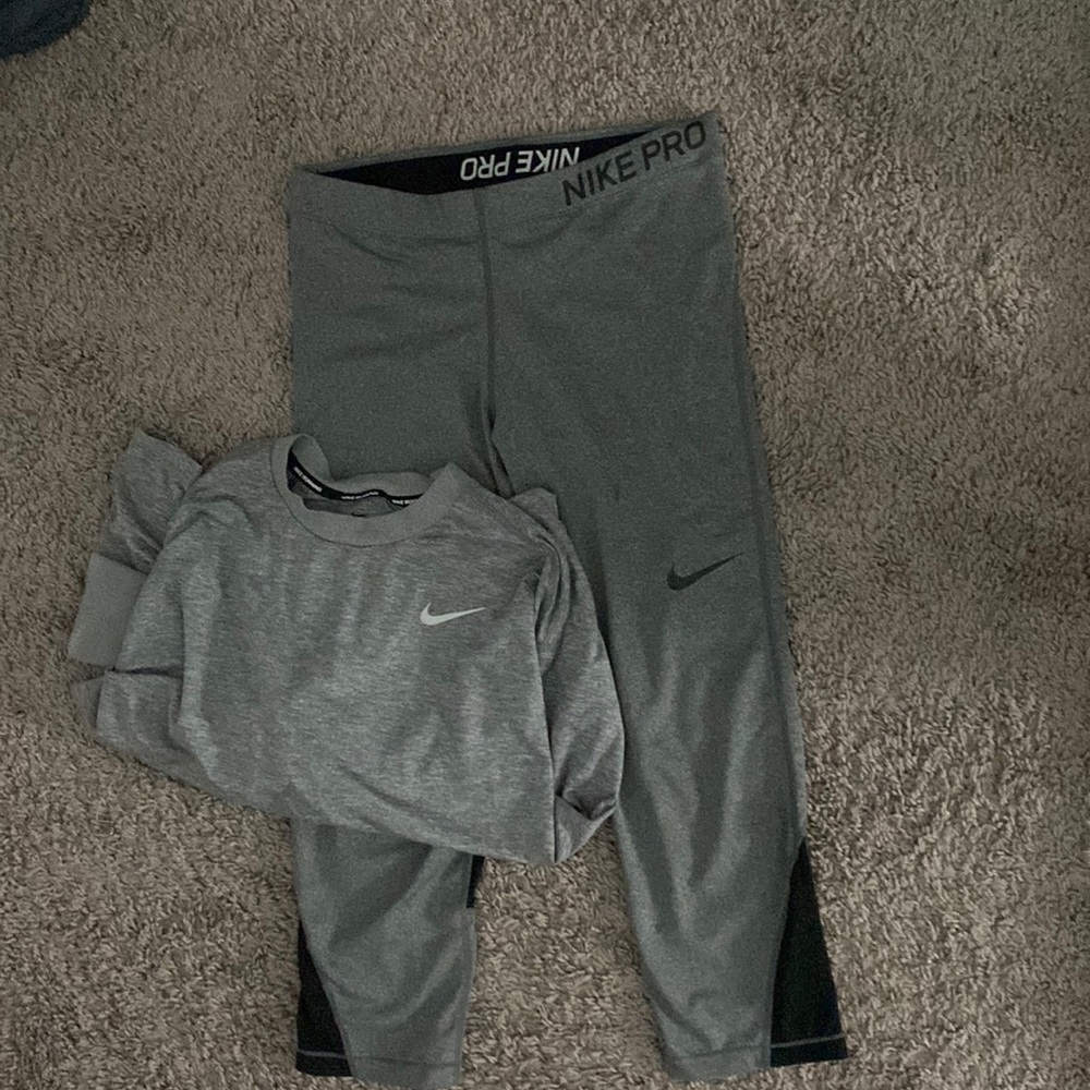 Nike women’s 2 piece athletic set.